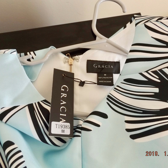 Gracia Blue Black Print Top New NWT Size Medium - Picture 2 of 4